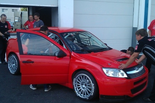 Lada richt pijlen op nieuw seizoen, Thompson werkt test af op Magny-Cours